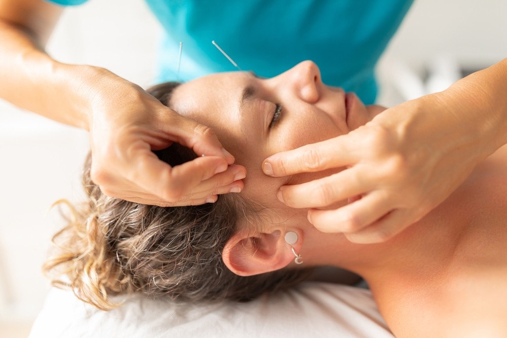 How Acupuncture Enhances Traditional Treatment for Chronic Conditions
